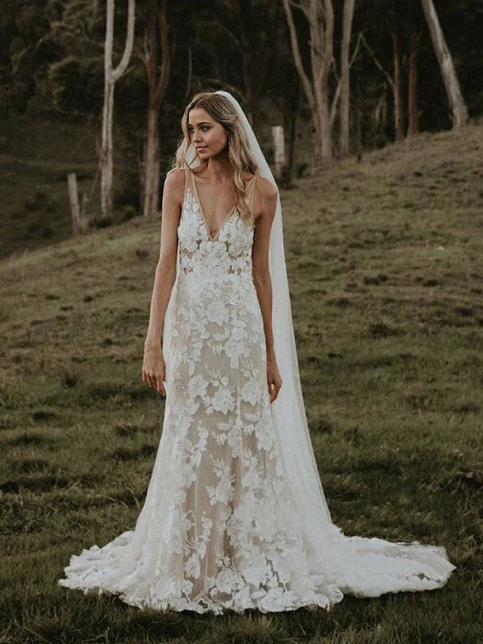 Vestidos de novia bohemios de sirena con escote en V y apliques de encaje floral sin mangas